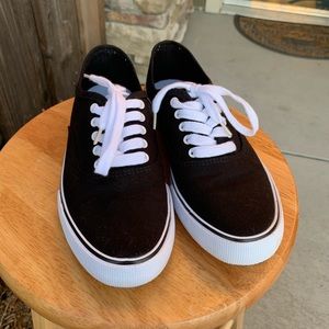 Casual sneaker with laces black vans-style